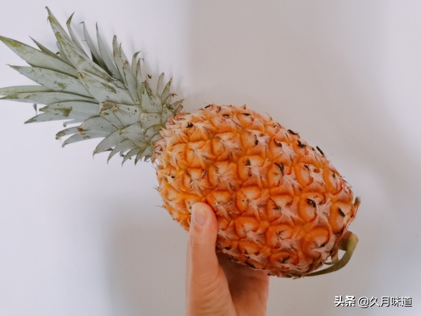 想吃菠萝不会切，教你简单一招，在家也能切出完整不破烂的菠萝块