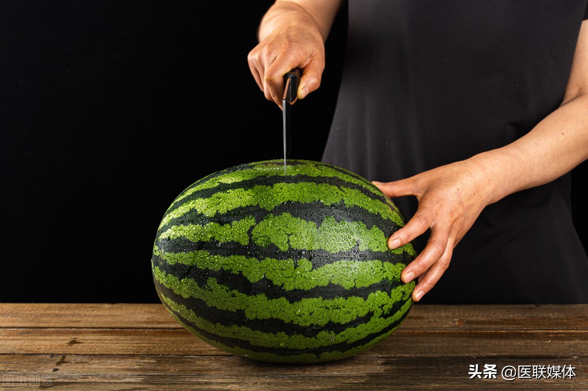 “隔夜冰西瓜”，一口就能吃下8400个细菌？如何愉快“吃瓜”？