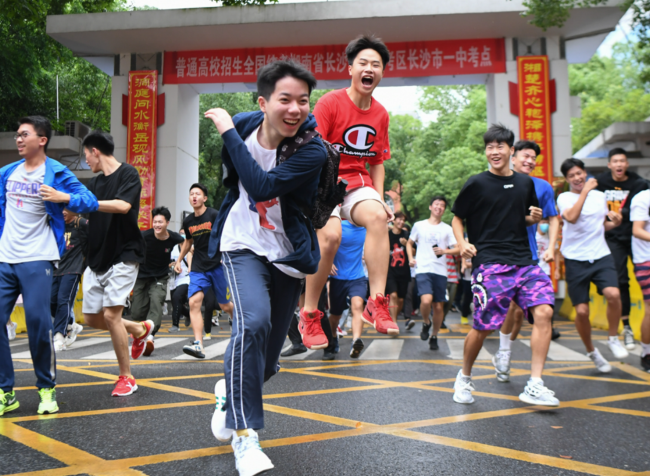 2021高考“最美考生”走红，撞脸记者王冰冰，笑称高考发挥得还行