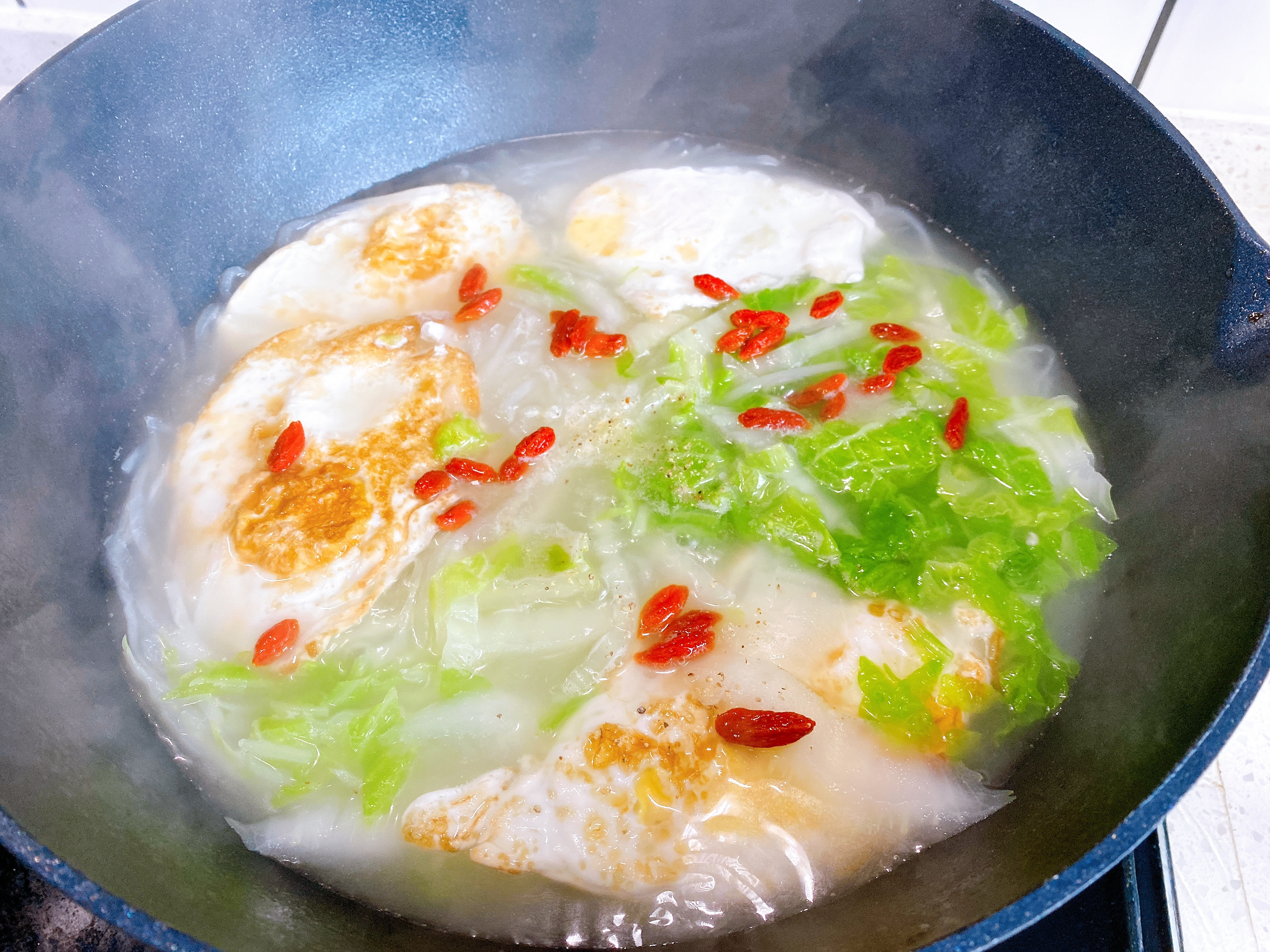 冬天要多喝这“2白汤”，荤素搭配，汤色浓白不油腻，10分钟完成