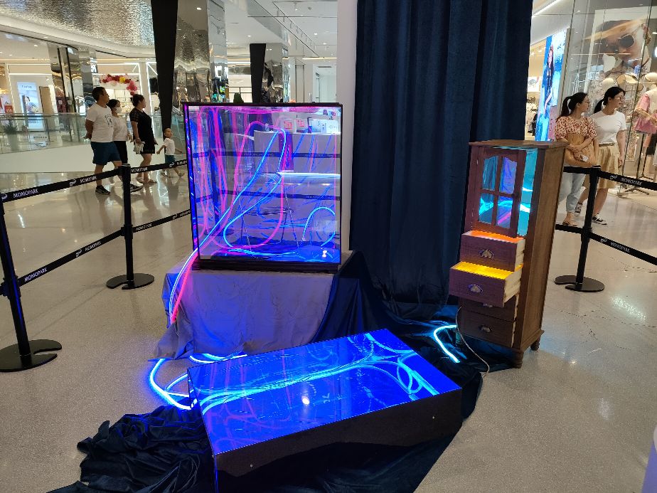 在大商场里看艺术展览是一种什么样的体验？