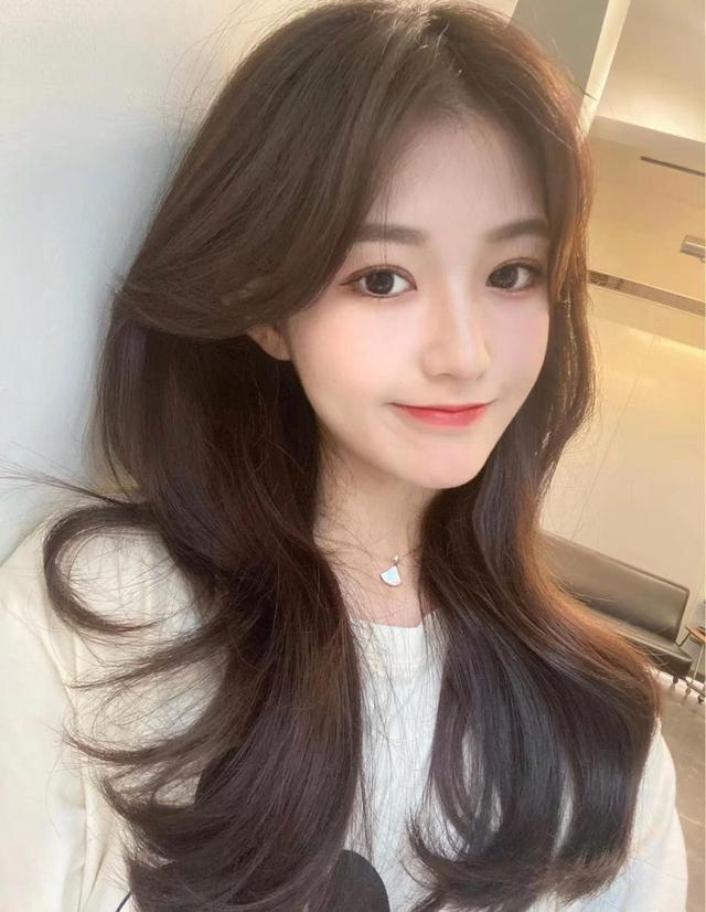 2021发型风向标:短直发更受欢迎,刘海又重回巅峰,气质更a了