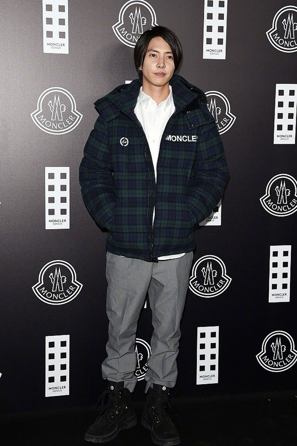 内搭灰色卫衣,时尚又休闲~还有很多国内外的明星,都纷纷上身moncler