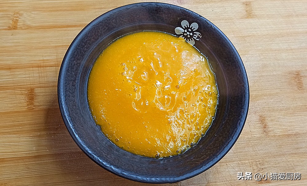 这道南瓜和猪瘦肉一起做的下饭菜“金汤肉片”，酸辣得恰到好处