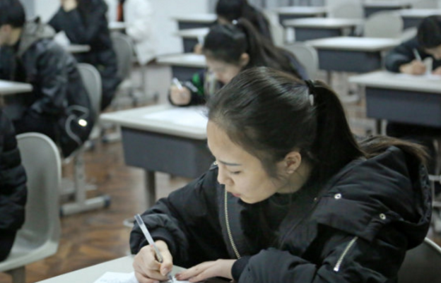 大学生不会数学题，无奈请教某宝“客服”，大学生：当客服屈才了