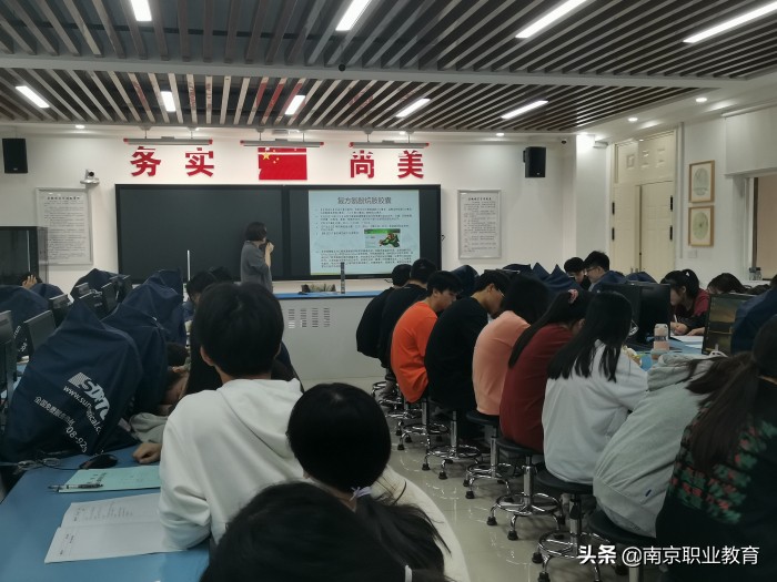 南京市莫愁中等专业学校药学系学生参加江苏医药企业课程培训
