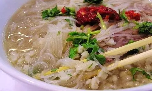 走进西安，我了解了羊肉泡馍的起源，还学会了最正宗的吃法