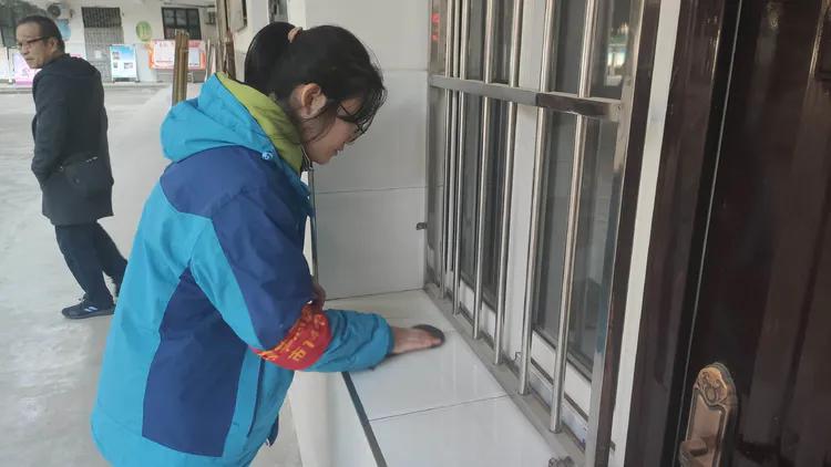 西安市第十四中學(xué)志愿服務(wù)隊在行動(圖11) 西安市第十四中學(xué)志愿服務(wù)隊在行動(圖11)