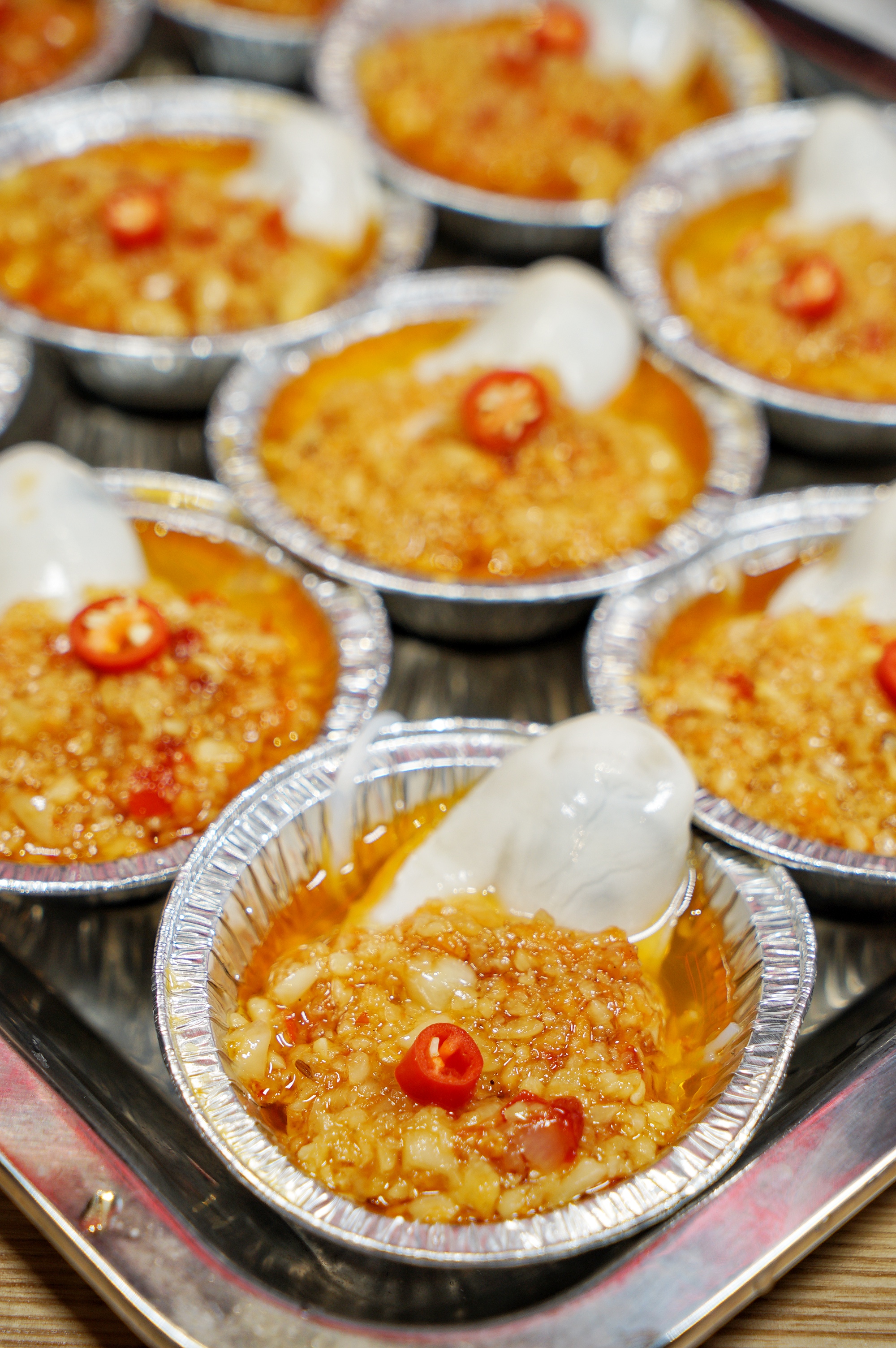 锡纸粉丝生蚝我太爱这个生蚝的烤法,每一只丰腴饱满的生蚝,被蒜蓉粉丝