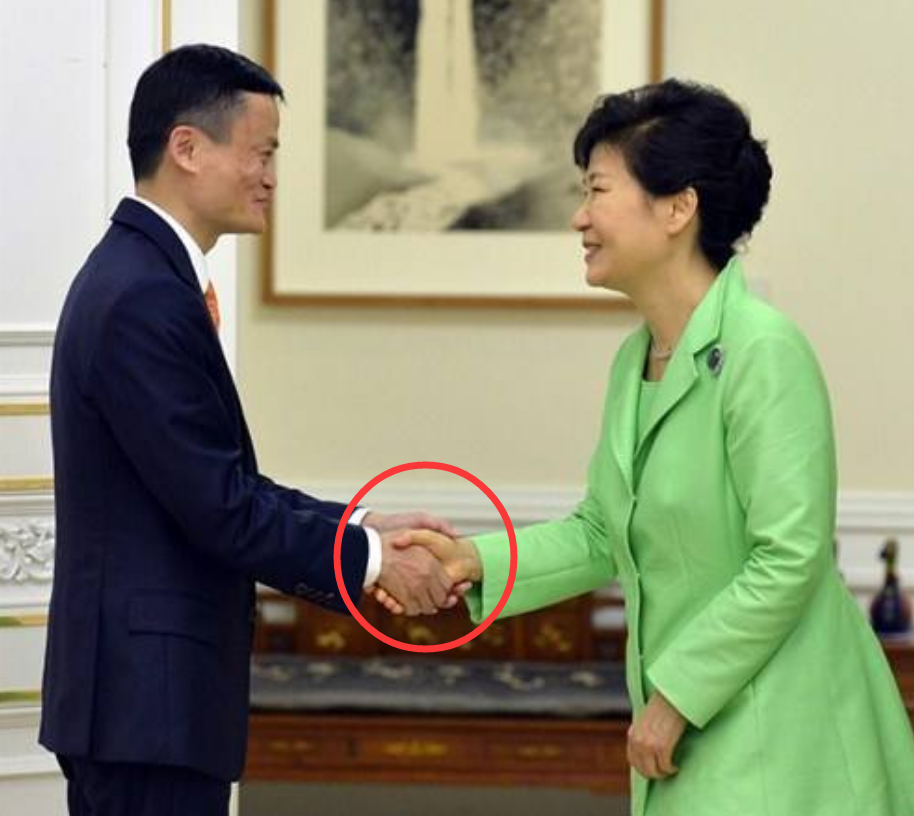 马云和外国领导人握手，男性都用单手，为啥她却是“双手”？