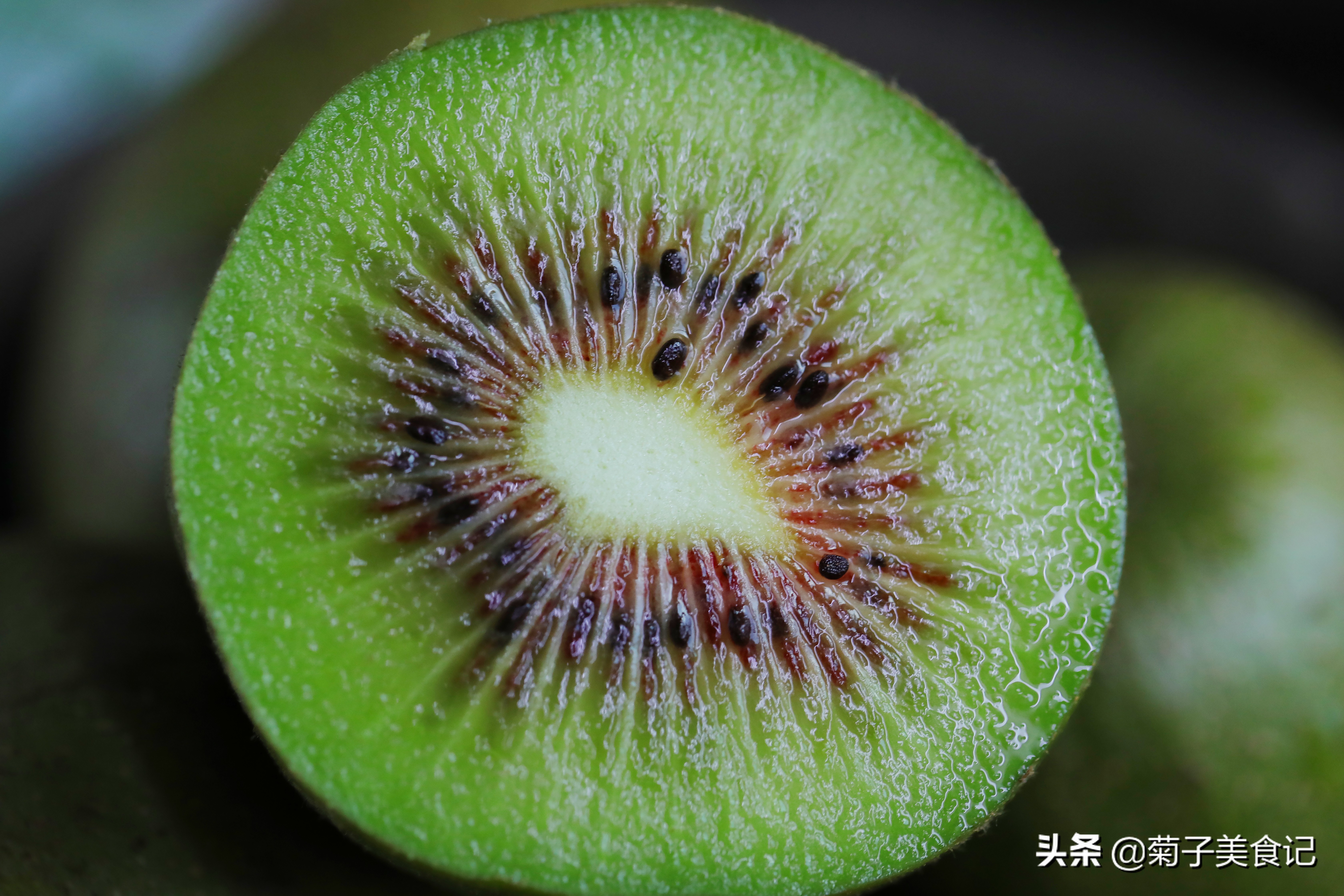 中秋吃什么水果好？红心猕猴桃给你答案，维C含量高，营养又健康