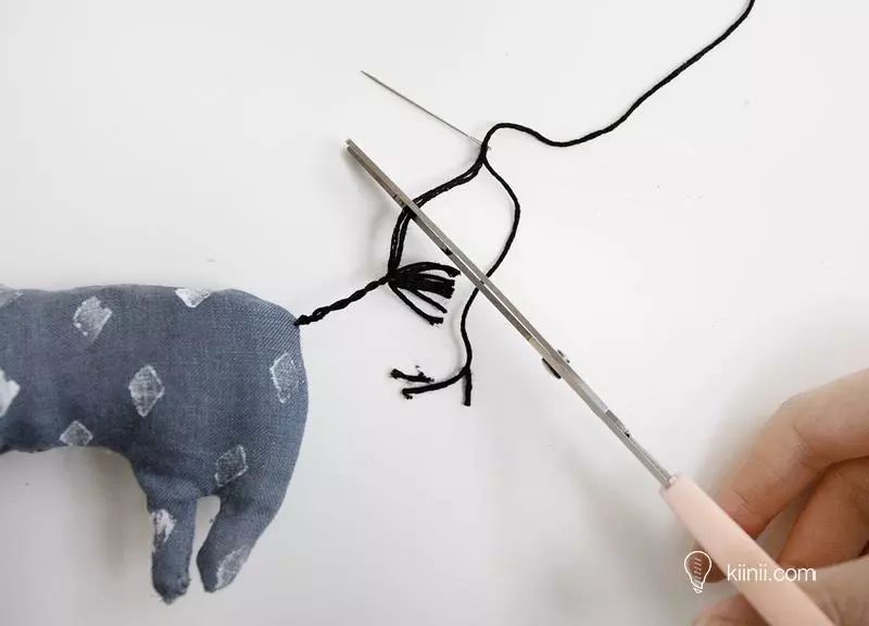 DIY布艺手工教程：6步骤制作长颈鹿布艺玩偶，简单有趣还呆萌！