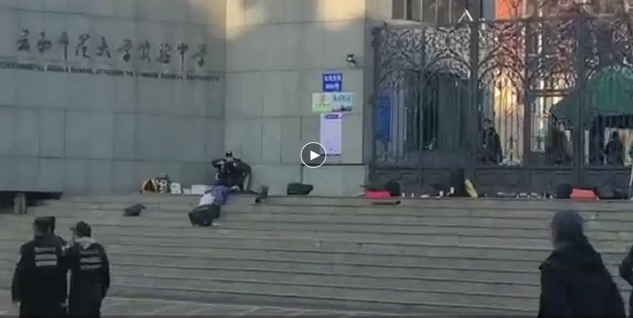 56岁男子名校门外捅人劫持学生导致1死7伤，昆明出动特警现场击毙劫匪成功解救人质