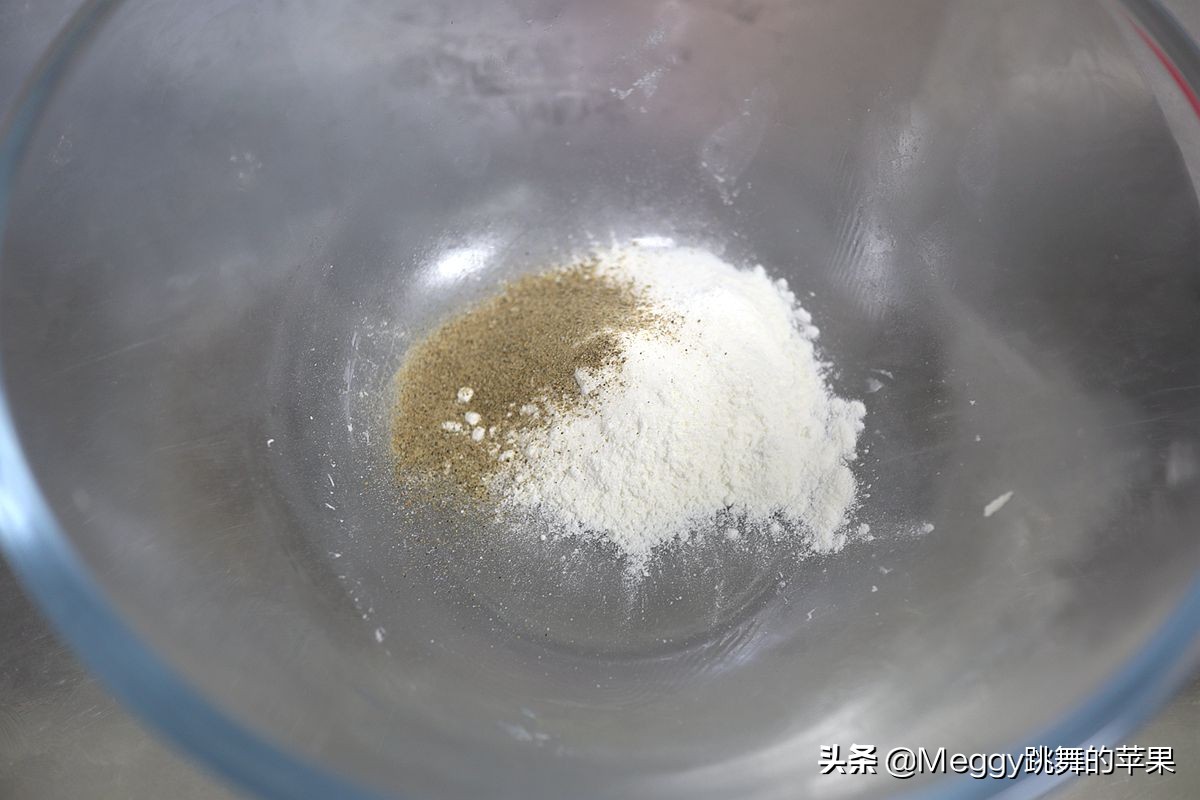 冬天吃几条炸鱼真香，想要鱼身完整又酥嫩少油，用这种面粉就对了