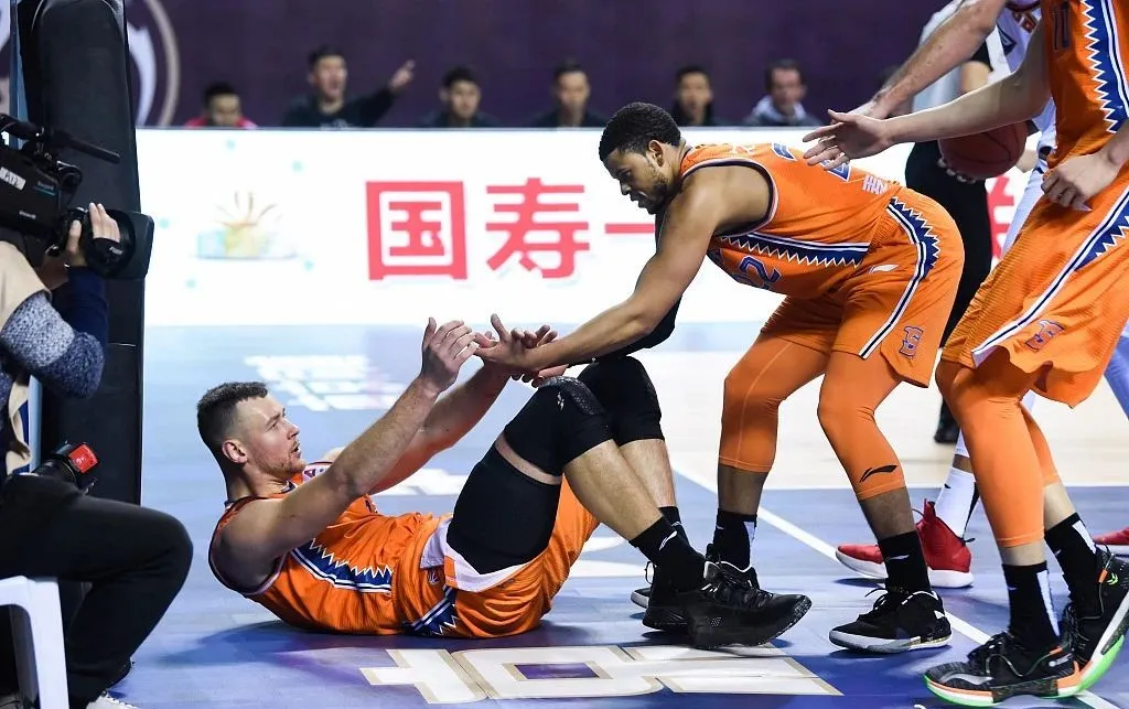 莫泰为什么离开cba(官宣！莫泰尤纳斯离开CBA！今年2月曾拒绝NBA合同)