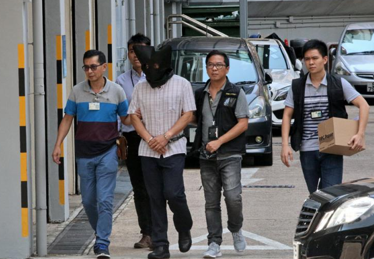 2015年，一名香港教授将2个瑜伽球放入车内，毒死了妻子和女儿