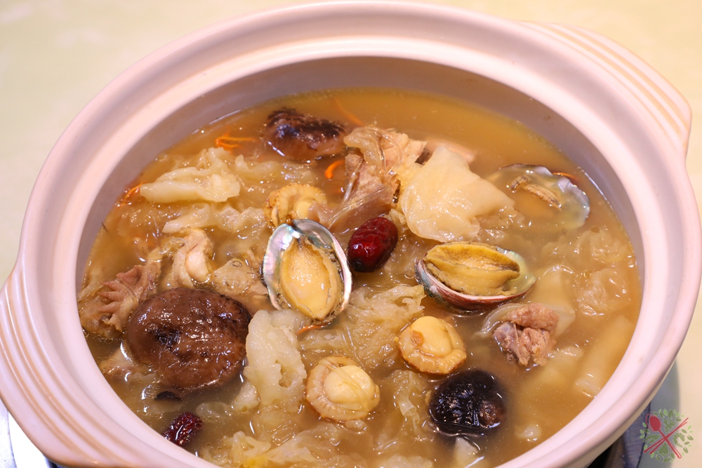 汇集12种食材的佛跳墙，鲍参翅肚样样都有