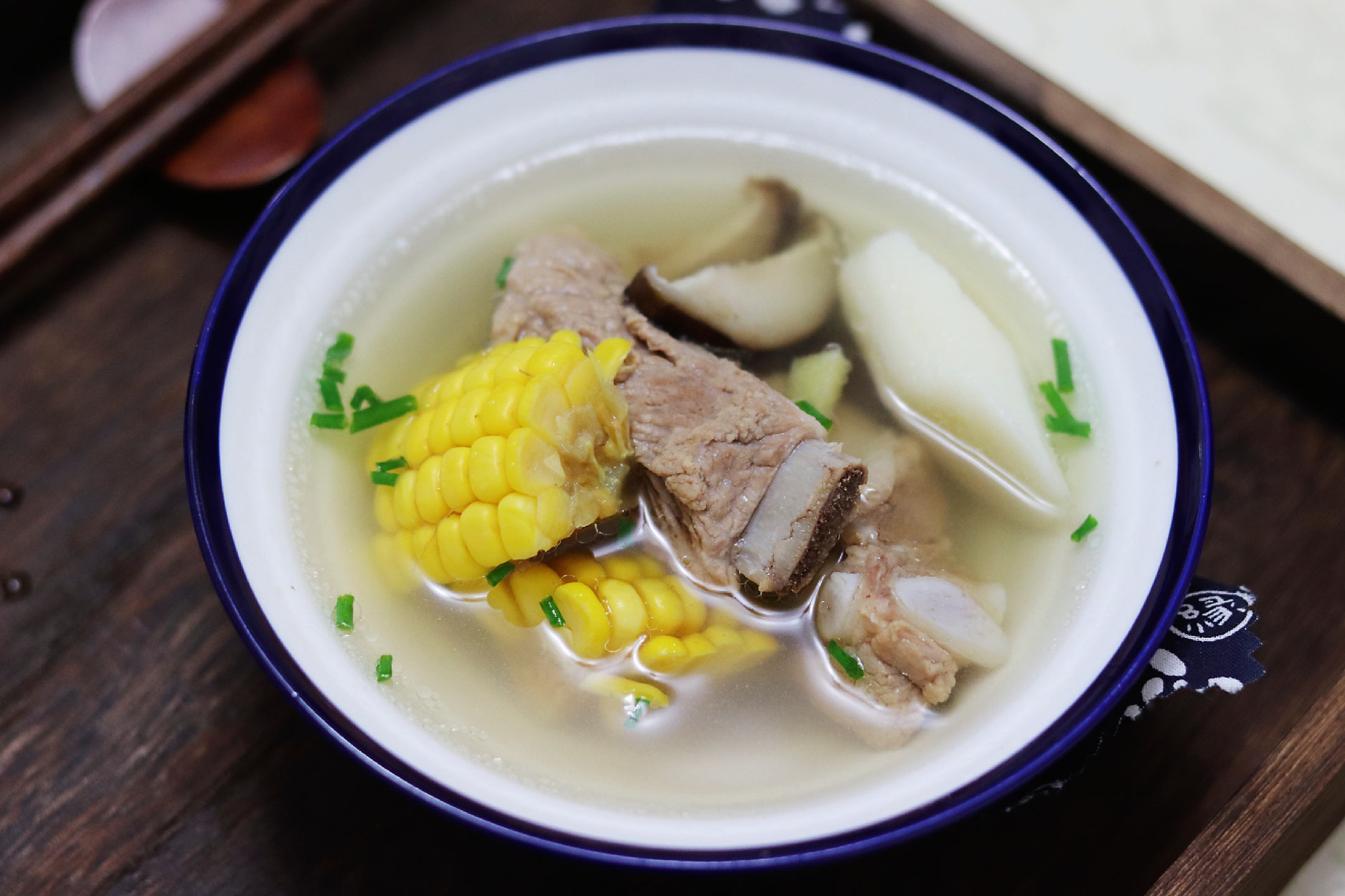 香菇炖排骨的做法(教你做出营养美味又能解馋)