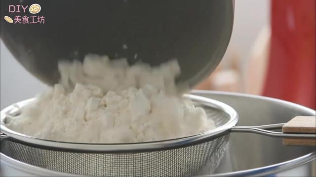 「烘焙教程」面包怎么做口感最好？教你做柔软蓬松的牛奶吐司