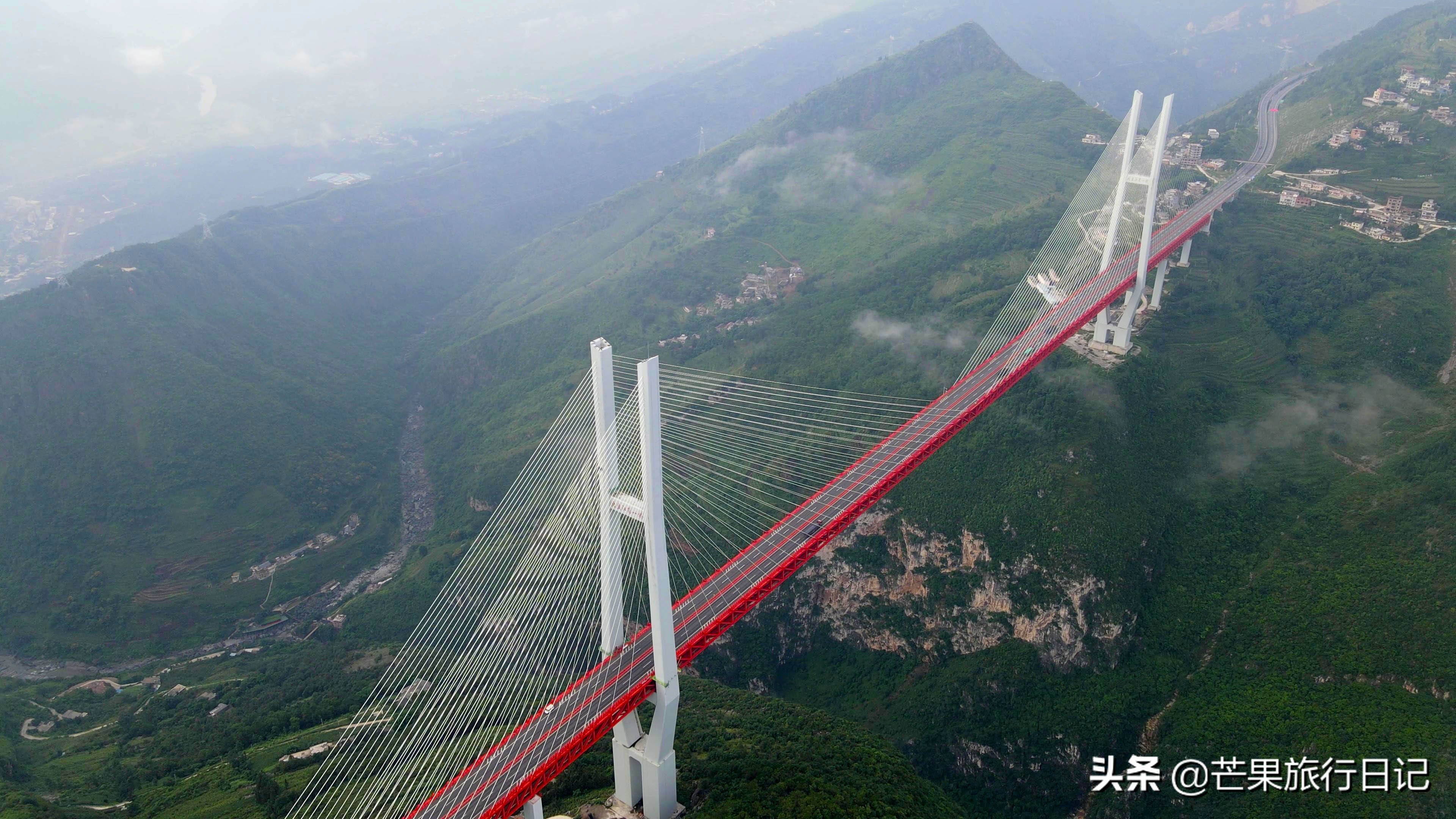 世界第一高橋北盤江大橋,近200層樓高,開車就像開飛機