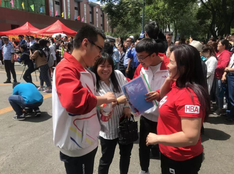 高考当天，家长有必要“全程陪考”吗，这位家长的做法值得学习