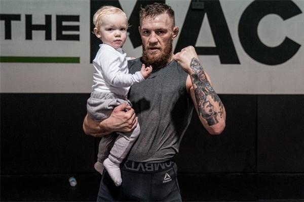 嘴炮康纳和妻子的故事图片 _飞翔号