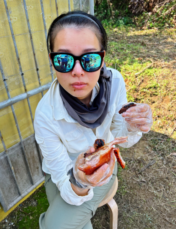 李乘德夫妇共度周末！两人吃路边摊超接地气，41岁胡杏儿素颜显老