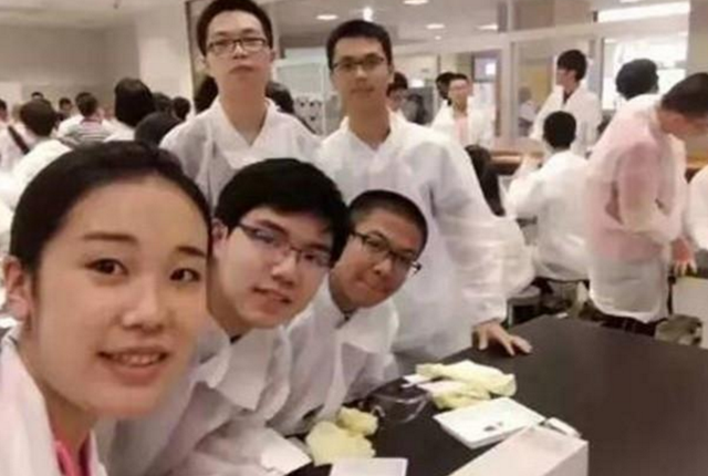 浙江数学天才走红，各大高校争相录取，北大自降200分