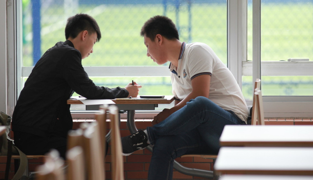 家长花10万补课费，学生高考成绩688分，为什么被人嘲笑？