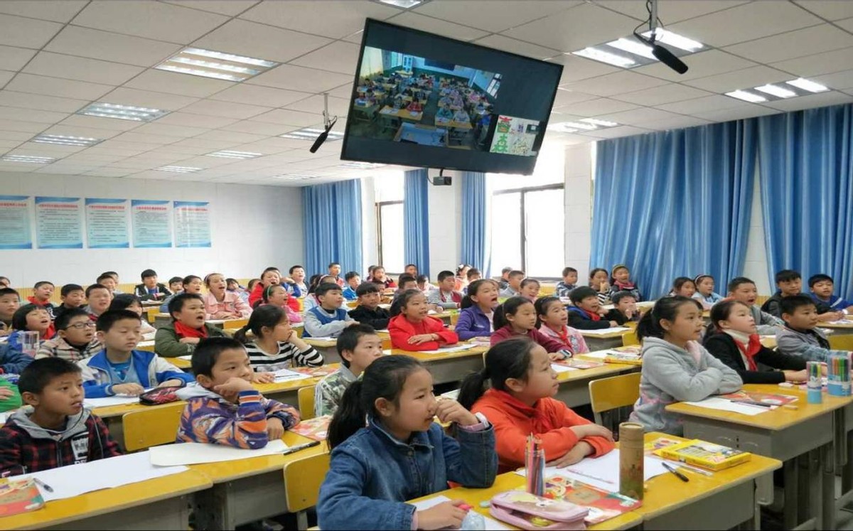 家庭教育VS学校教育，哪一个对学生更负责，看二者如何巅峰对决