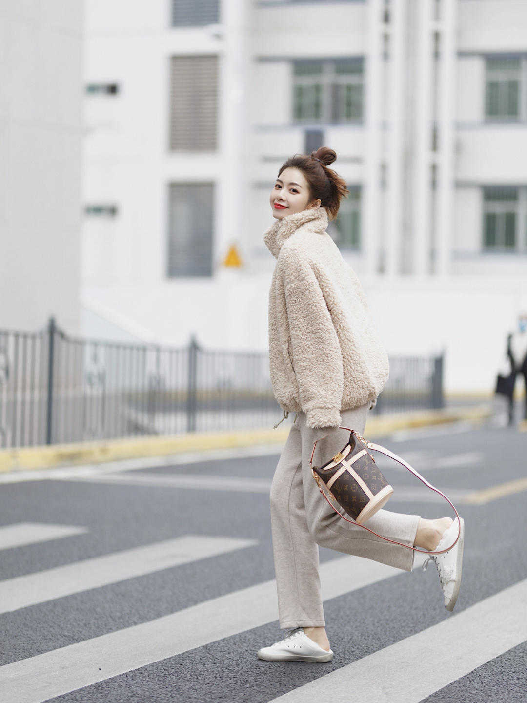今年有种火叫杏色穿搭,毛绒外套搭配灰色长裤,高级时髦又显白