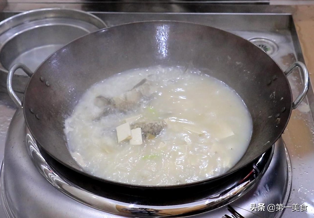 鯽魚燉豆腐,鯽魚燉豆腐的家常做法