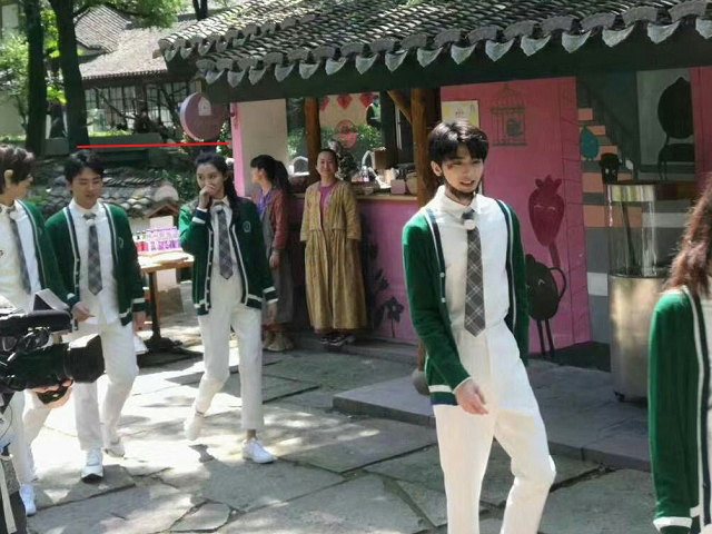 关晓彤参加跑男录制，跟170cm郭麒麟同框，暴露了真实身高？