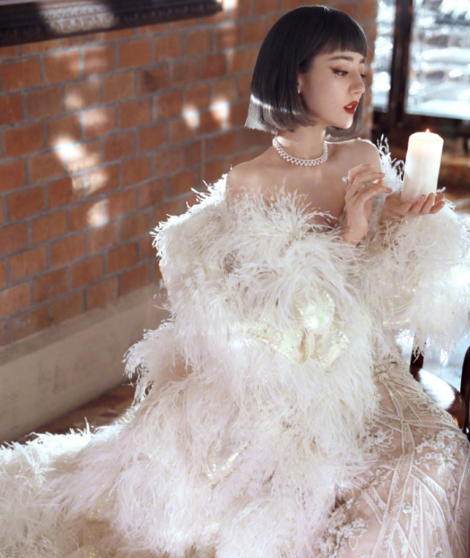 迪丽热巴美成芭比娃娃!穿三千短裙炫一双白嫩腿,双手掐出巴掌腰