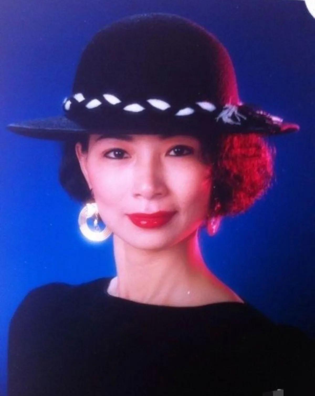 霍尊的母親仲小萍，放棄事業和婚姻培養兒子，最后留給她的是痛苦