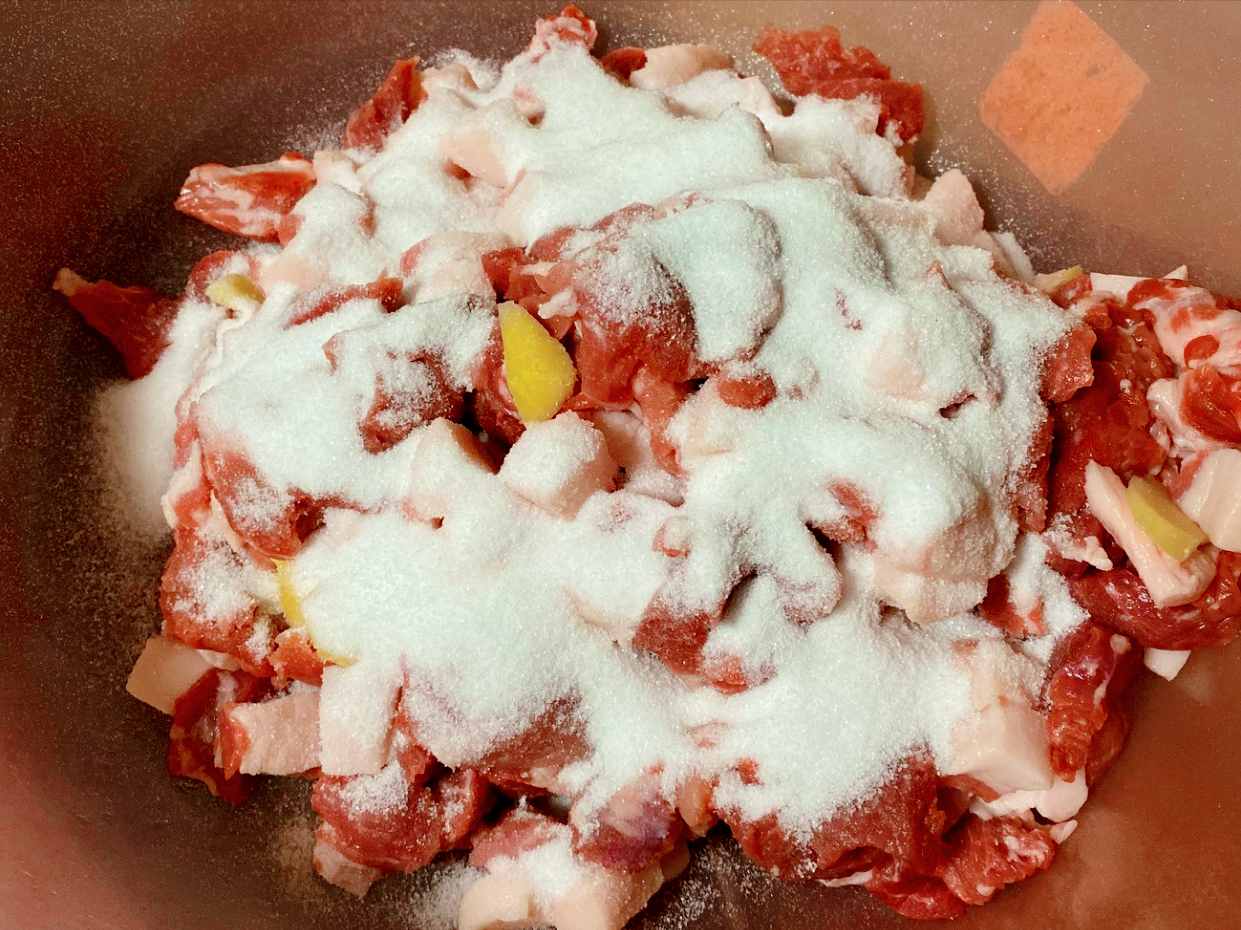 灌香肠时，记住加盐比例很重要，香肠鲜香入味越嚼越香，还不发霉