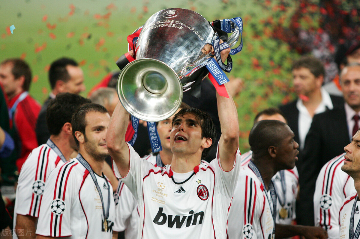 而作为当年的足球先生,卡卡最大的功劳是带领米兰杀入欧冠决赛,并且
