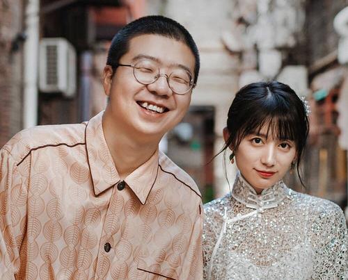 李诞简史：成为脱口秀偶像、身家上亿、迎娶白富美，人间还是值得