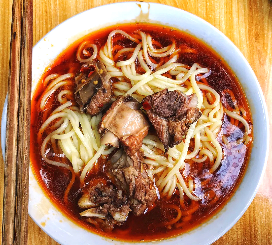 成都美食江湖的“独门秘籍”！鱼香排骨面，酸甜微辣，味道太巴适