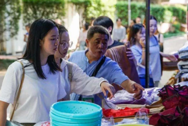 武汉一高校现“天价学费”，学生望“费”生畏，家长直呼承受不起