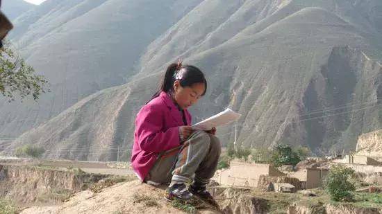 乘风破浪的送考父母：穿旗袍，打向日葵雨伞，高考到底意味着什么