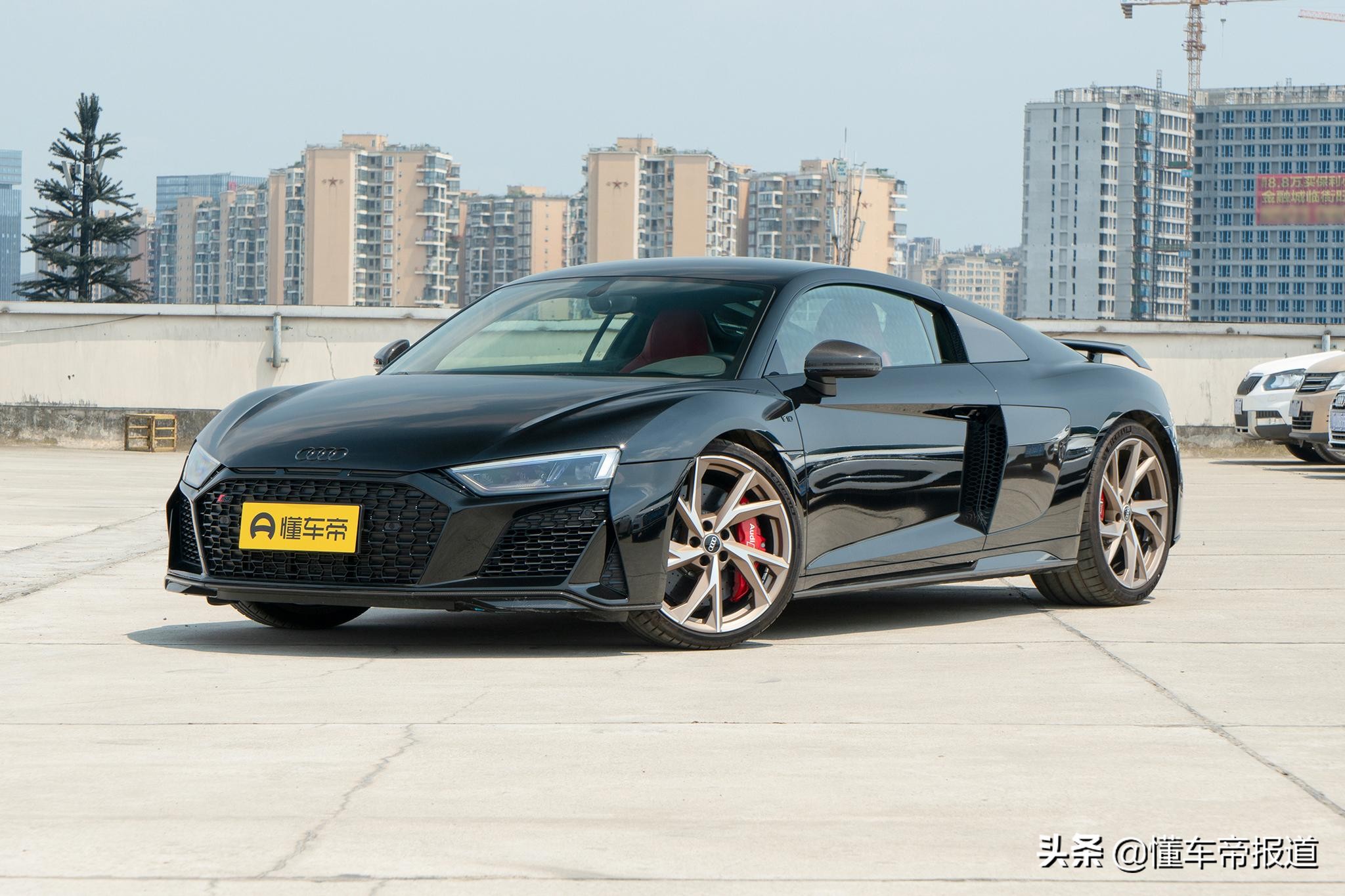 新车 </p><p>　　 售220.8万元起，增全新配色，2022款阿斯顿·马丁DB11亮相
