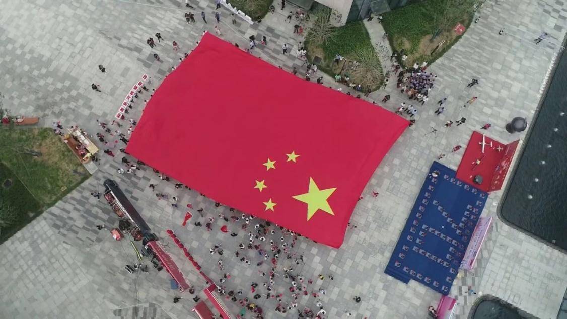 星际特工实力开场秀，机器人组队踢起正步