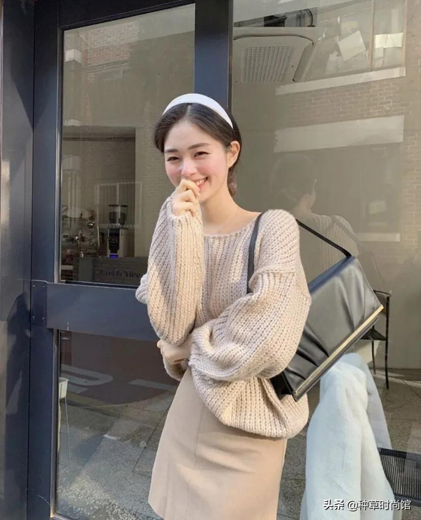 还在穿一身黑吗？这6套秋冬保暖穿搭，太撩人