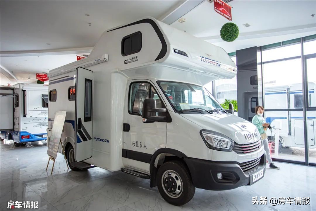 宇通新款房车：造型少见，有3张床能住一家5口人，30多万值么？