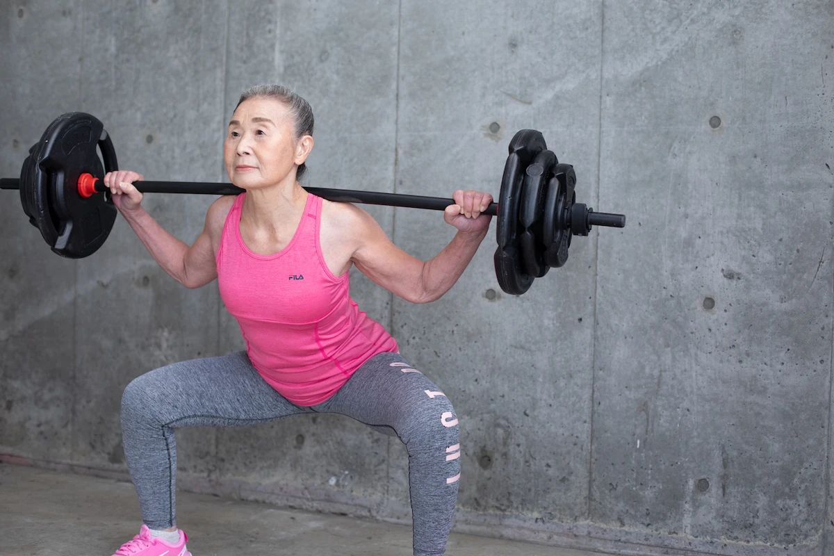 90岁的日本老太太,65岁开始健身减肥,用运动成就晚年的事业