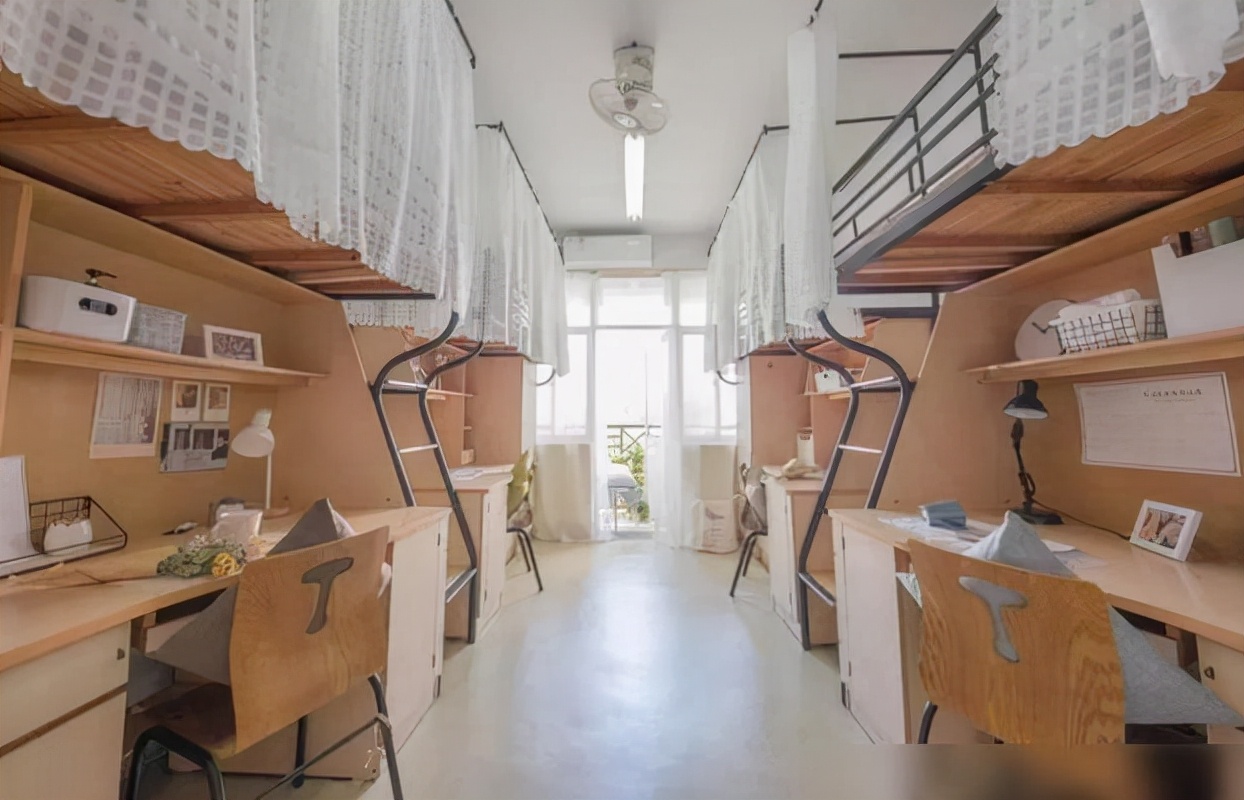 因住宿条件好而闻名的大学，一边休息一边吹海风，你羡慕了吗？