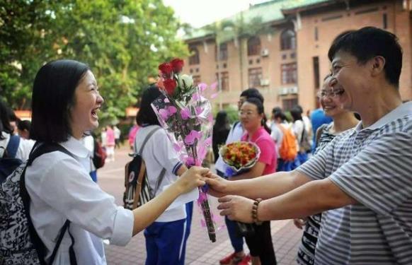 北大首封录取通知书送达，收件人美貌与才华并存，成功就读大钊班