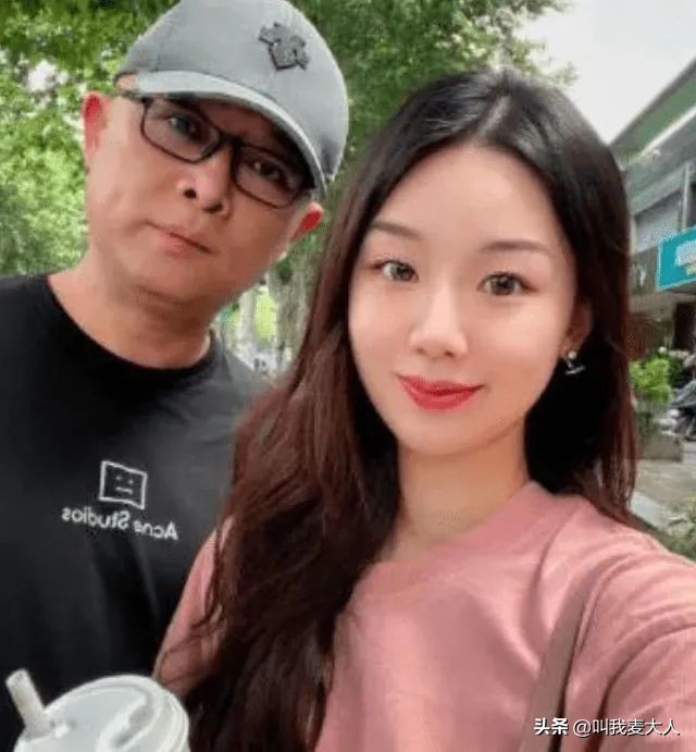 孟非老婆罕见曝光！身材妖娆大长腿瞩目，女儿颜值惊人似奶茶妹妹