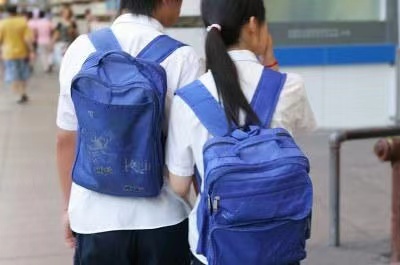 14岁女儿脖子出现草莓印，妈妈没急着问，仅用了一招女儿主动认错